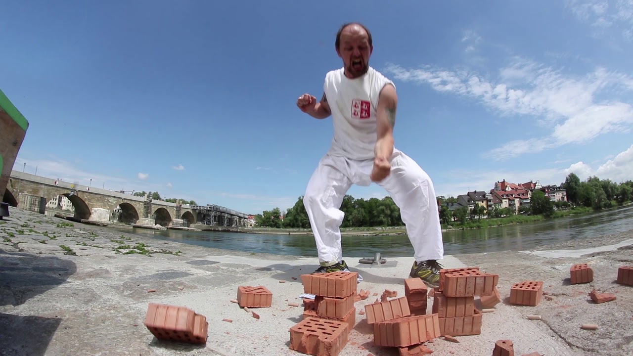 Kampfkunst LI-BO Kung Fu  Regensburg Bruchtest Ziegelsteine, Kokosnüsse