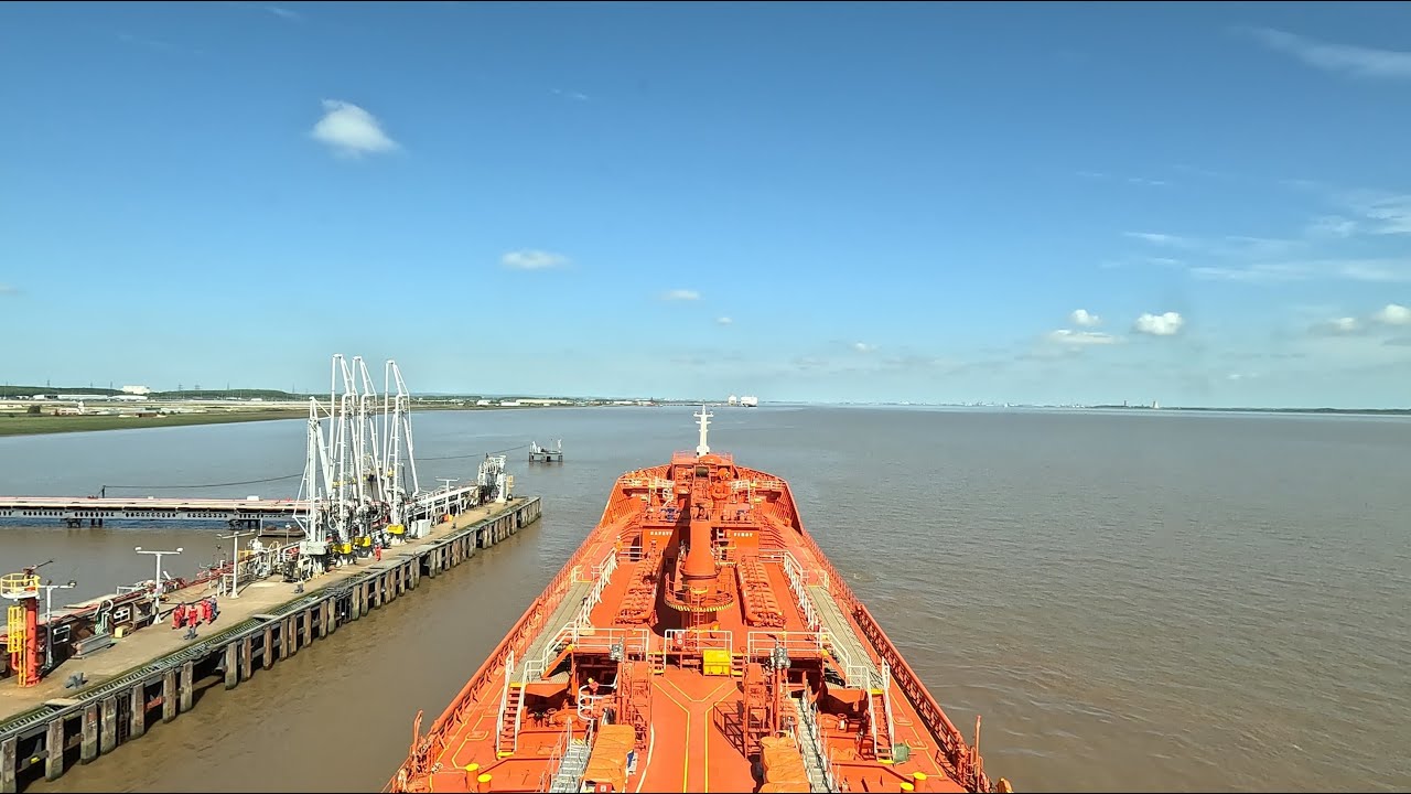 IMMINGHAM (UK) ARRIVAL/South Killingholme Jetty/Pilotage River Humber/Tanker maneuvering.