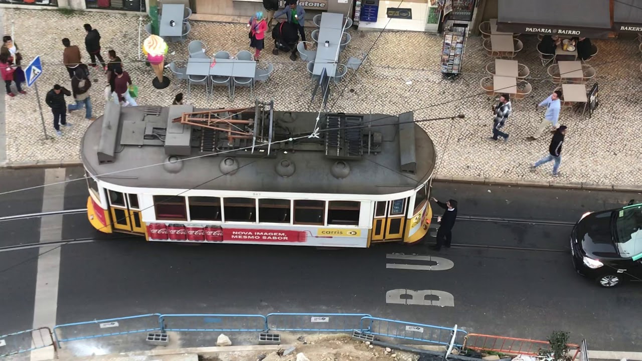 Lisbon tram: switching from trolley pole to pantograph