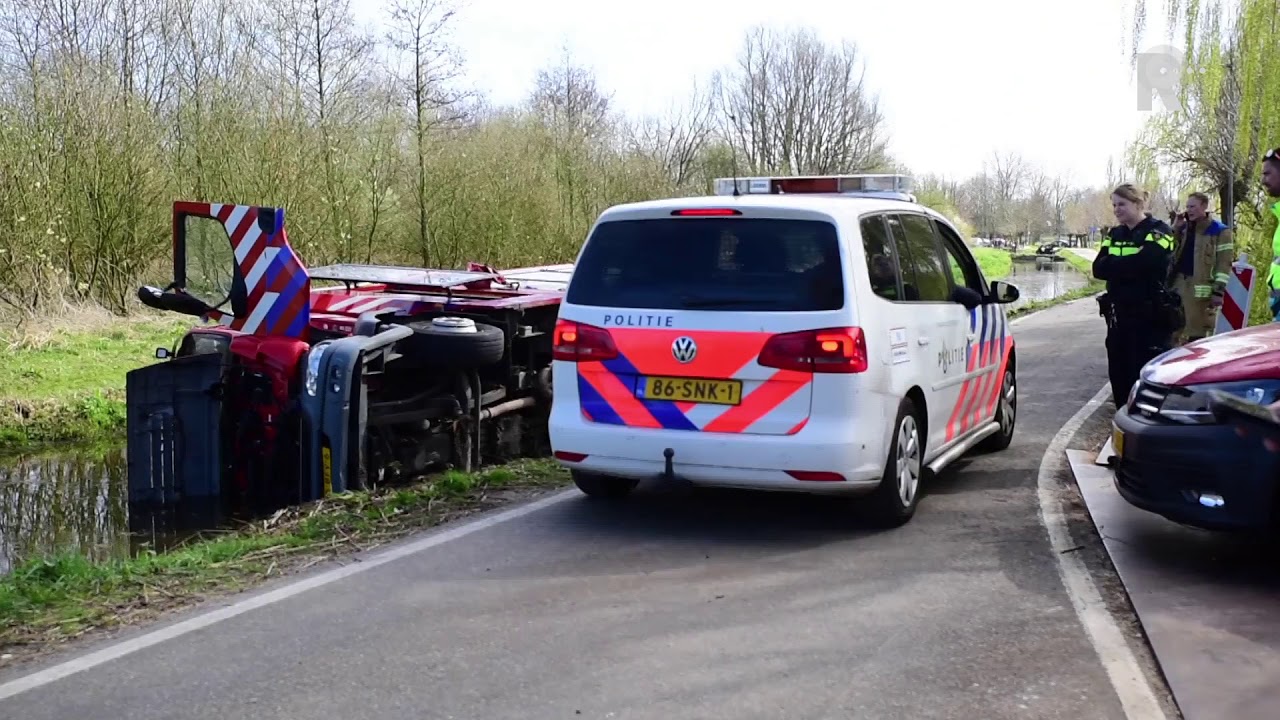 Brandweerauto rijdt de sloot in