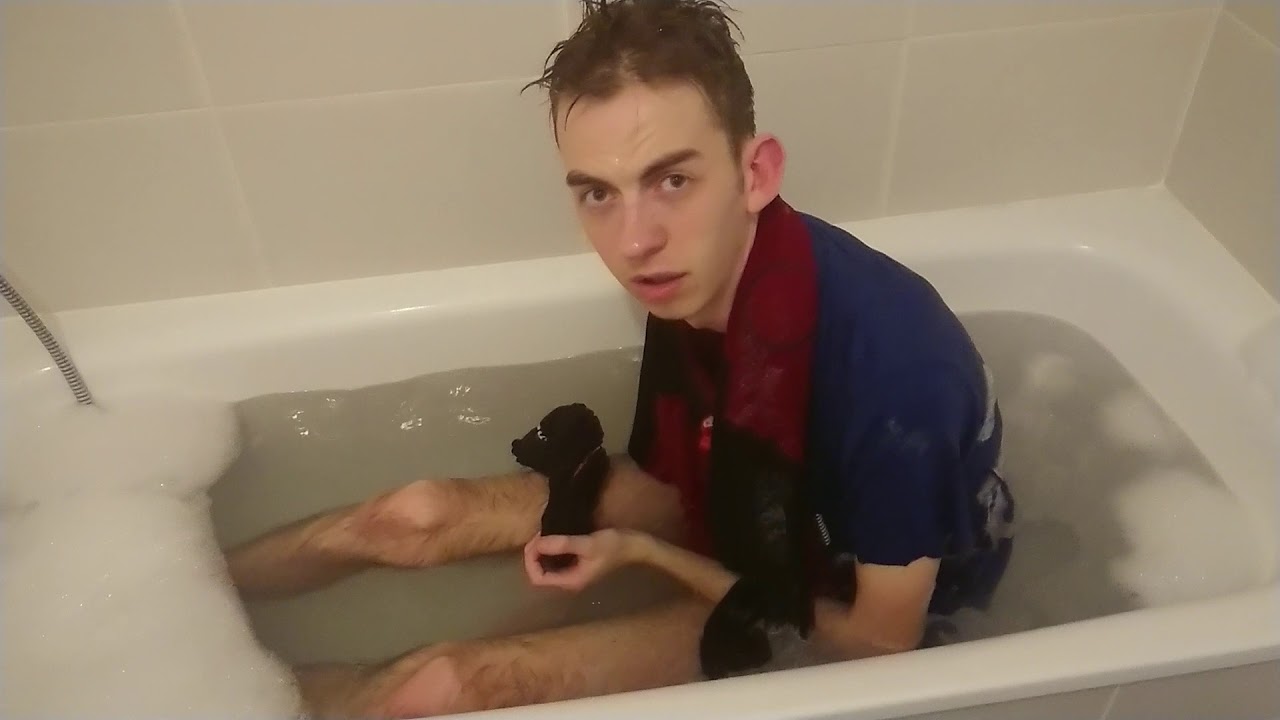 JE SURPREND KENNY DANS LA DOUCHE À LAVER MES FRINGUE
