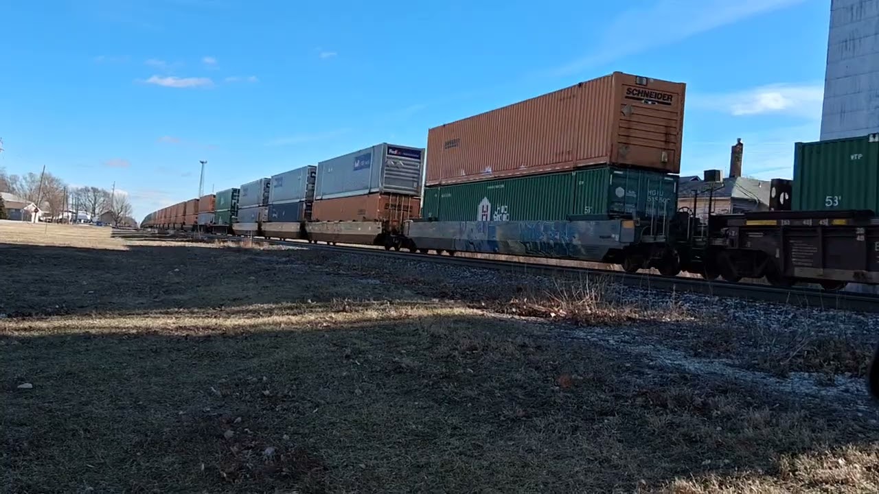 UP 8228 leads a fast Z-G4CI through Mazon, IL with a horn salute 