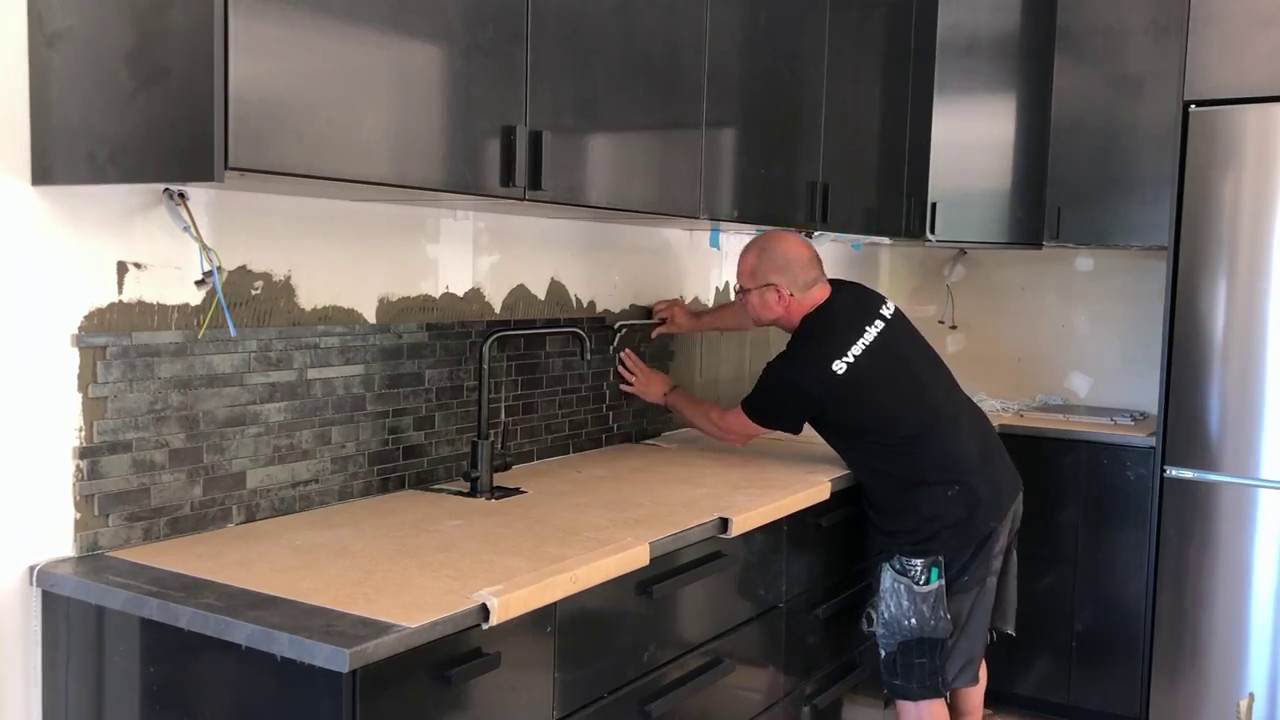 Tommy sätter mosaik i kök