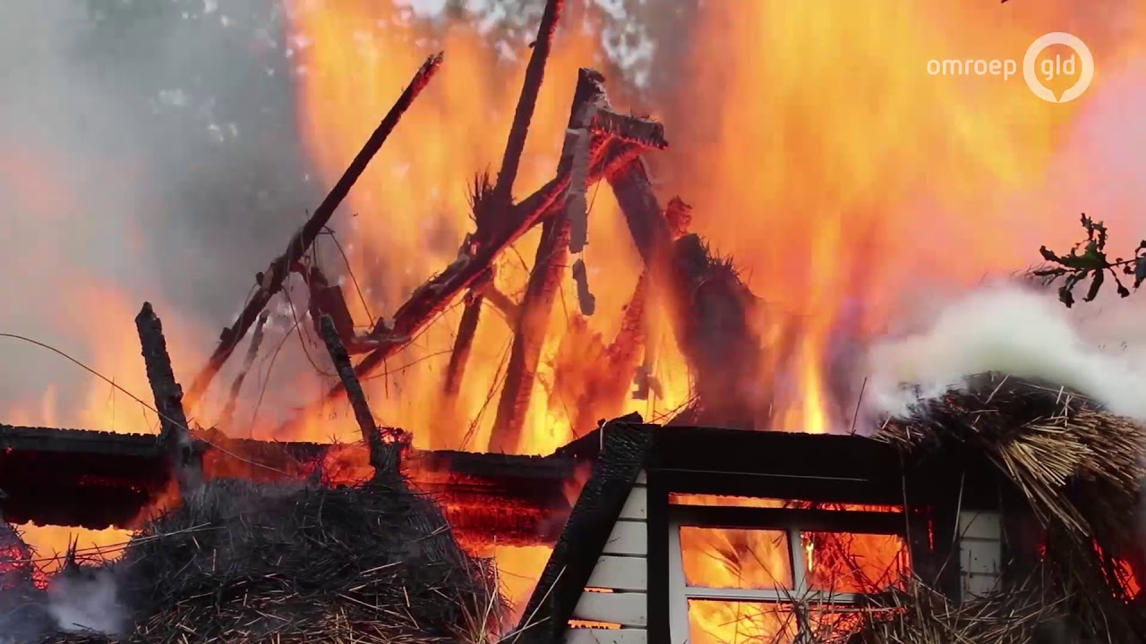 Woning met rieten dak onbewoonbaar na grote brand