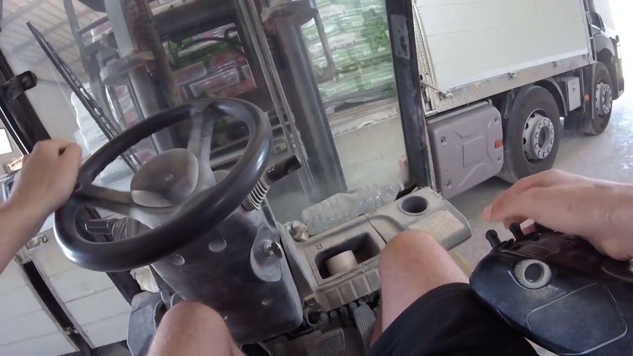 POV FORKLIFT driving work... MULETTO carico e scarico MERCI edili
