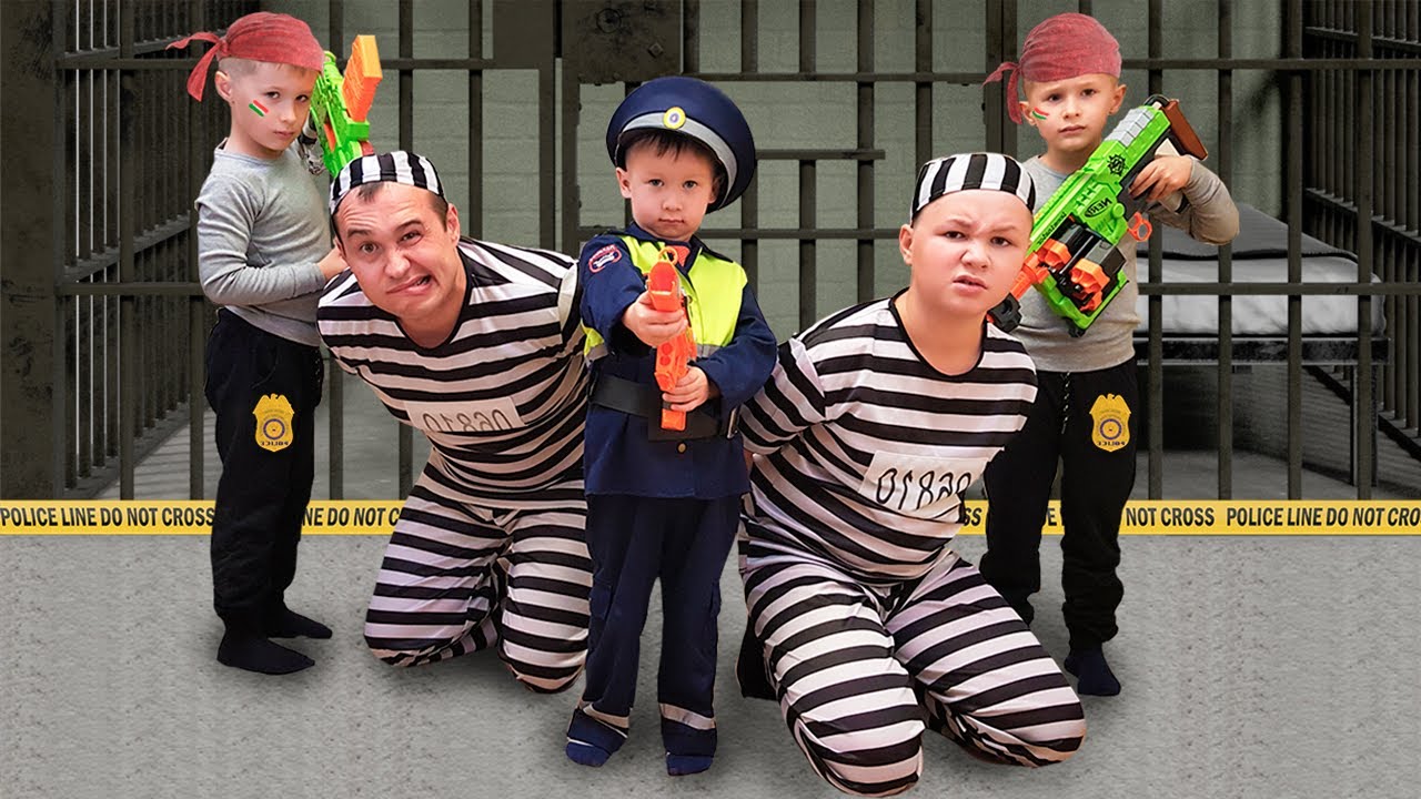 Полицейский учит воришку на синем тракторе быть честным