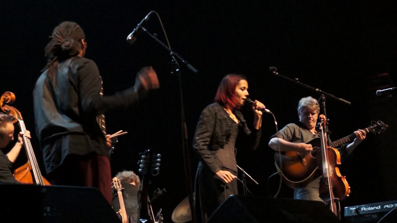 Rhiannon Giddens - 'S’iomadh Rid' Gaelic Song (Glasgow, 2017)