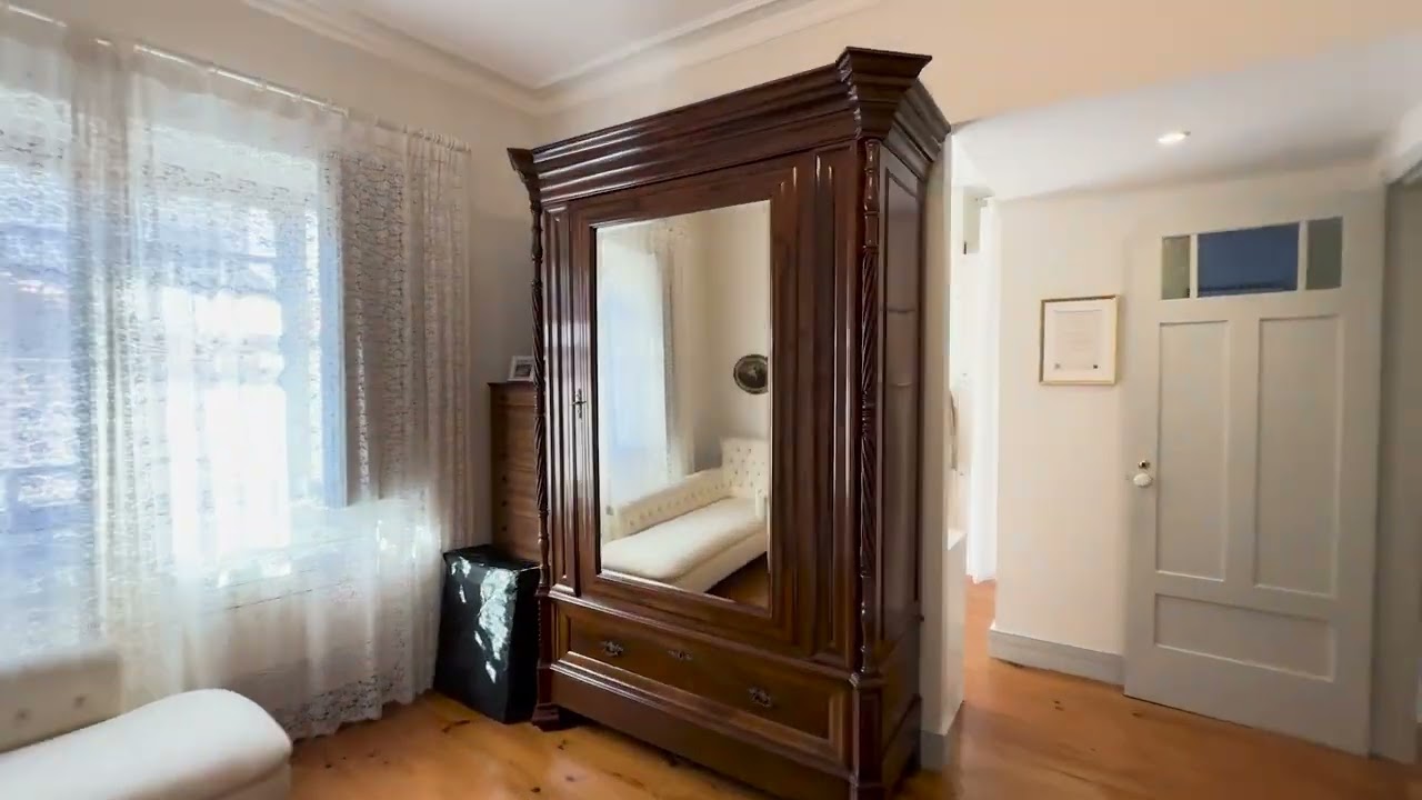 Moradia de Charme T4 Renovada, com 4 Suites e Elevador, na Praça do Marquês de Pombal, Porto.