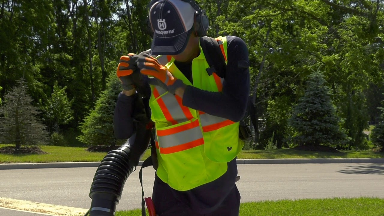 Cómo arrancar y operar una sopladora de Husqvarna