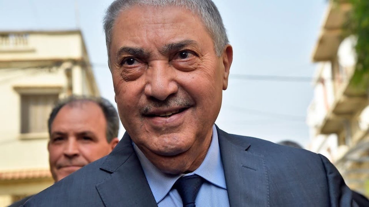 شاهد.. الجزائر: لحظة طرد المرشح الرئاسي علي بن فليس من مطعم في العاصمة