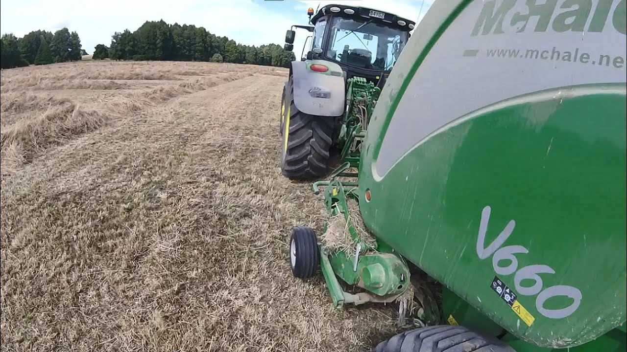 JD6155R - Mchale V660 baling hay