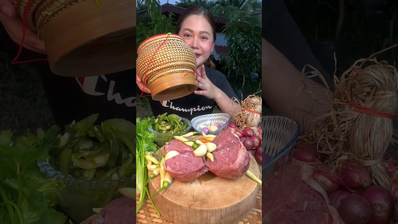 หม่ำเนื้ออบร้อนๆ กลิ่นหอมมาก กินกับพริกสด กระเทียม ส้มผัก ได้กระติ๊บข้าวมาใหม่สวยถูกใจคัก