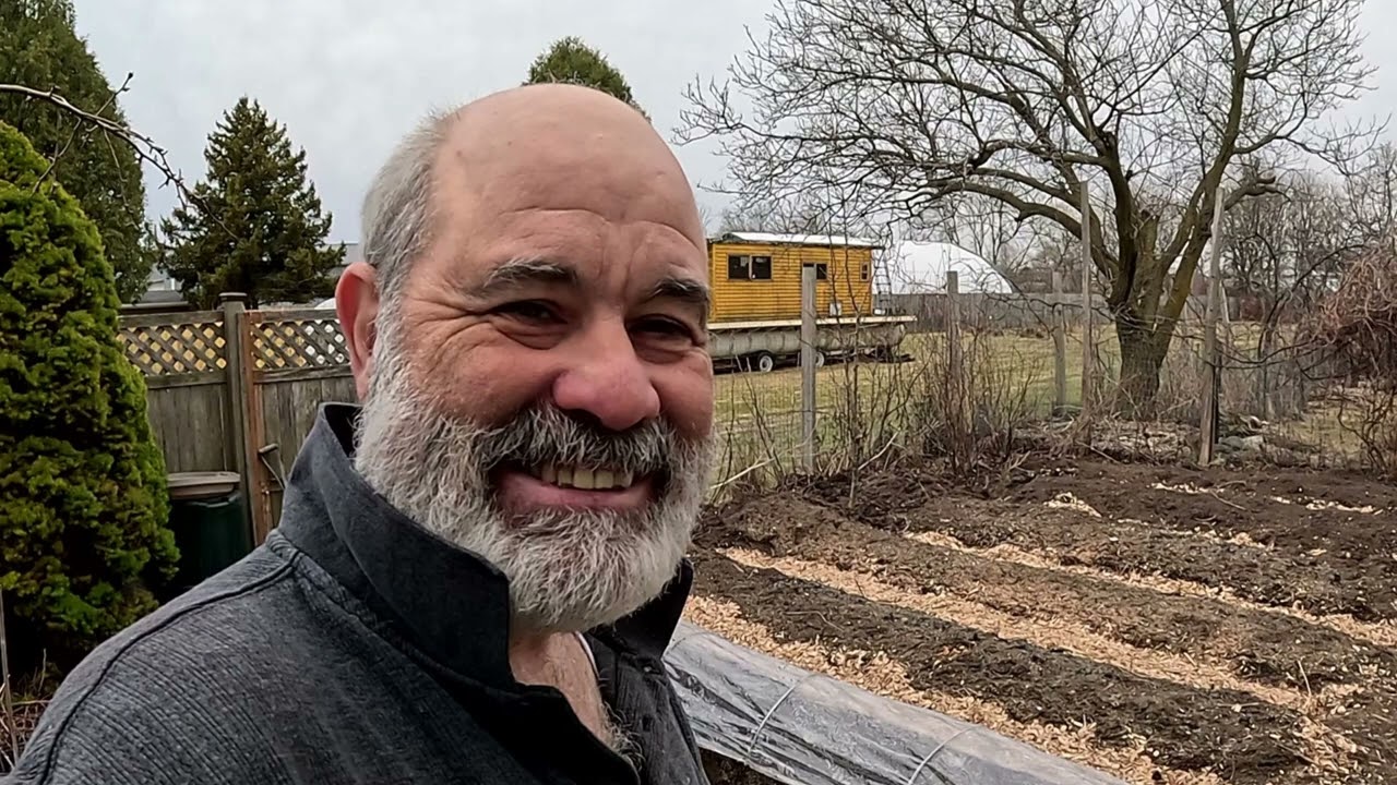 How to form garden beds. Forming up new garden beds complete with wood mulch / chips.