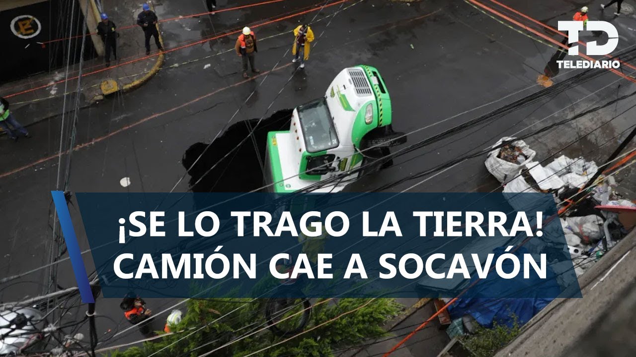 Camión de refrescos cae en socavón de 8 metros de profundidad en Iztapalapa; unidad es rescatada