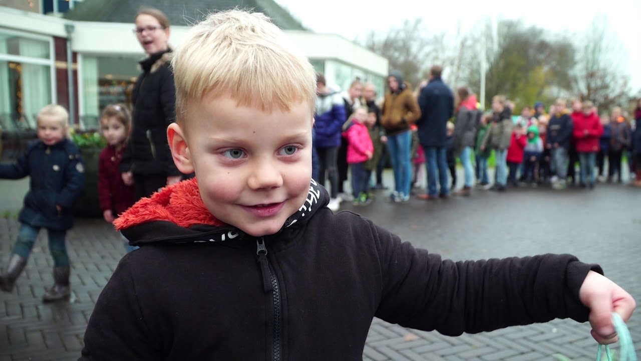 Kinderen brengen kerstkaarten naar ouderen tijdens lockdown