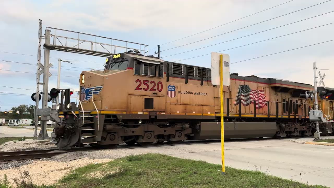 UP 2520 Video 1 of 2 At Riley Fuzzle Rd Thru Old Town Spring TX (Filmed: 11/28/25)