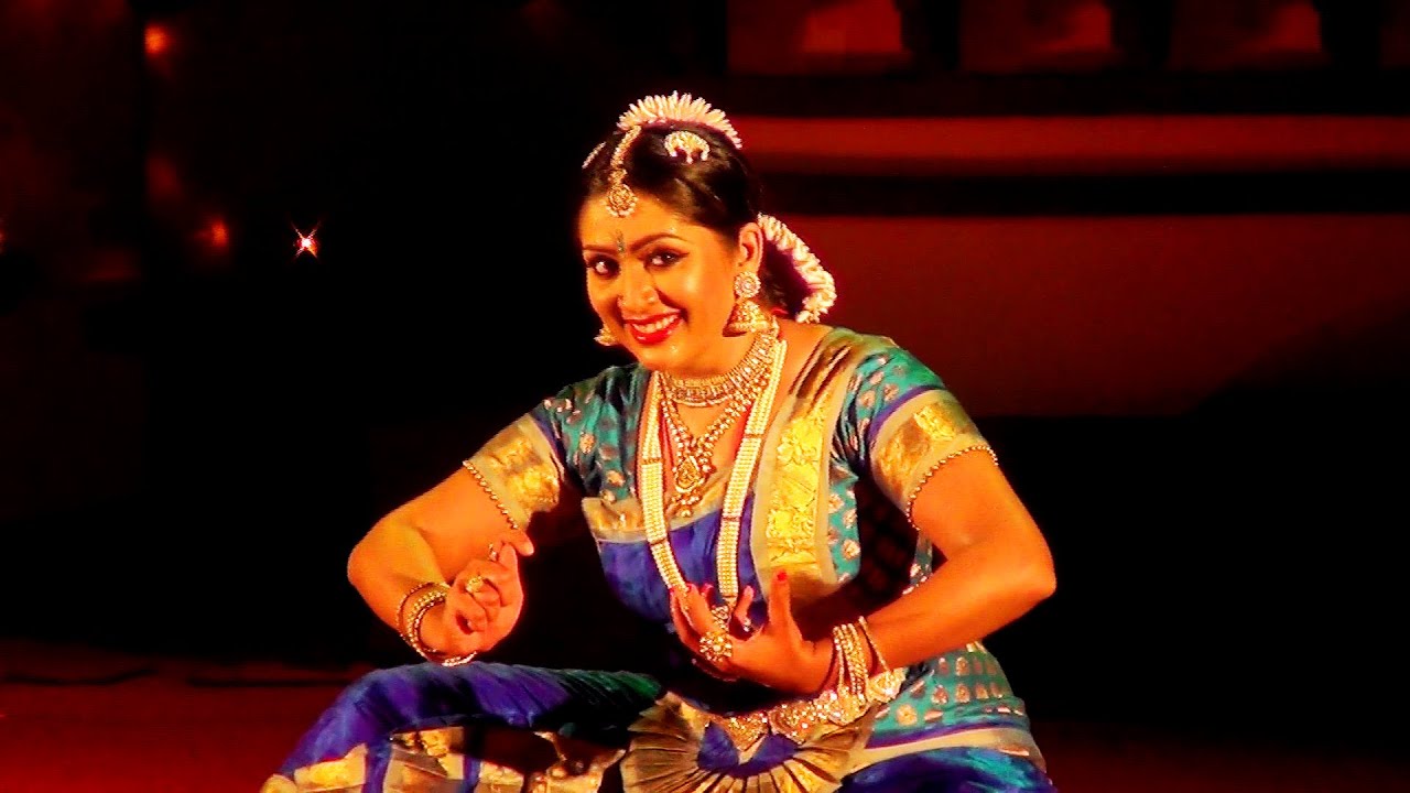Navya Nair performing Bharatanatyam Dance at Nishagandhi Festival (1)