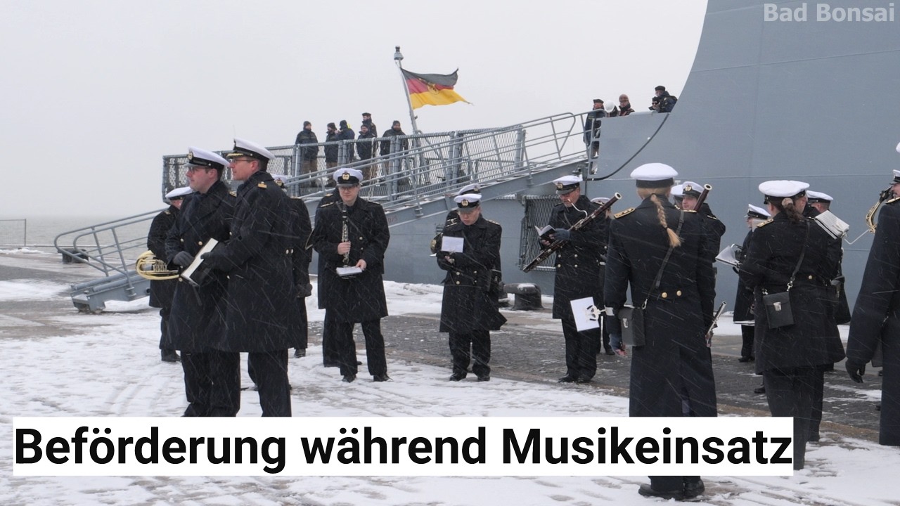 Beförderung eines Musiksoldaten vor größtem deutschen Kriegsschiff #bundeswehr