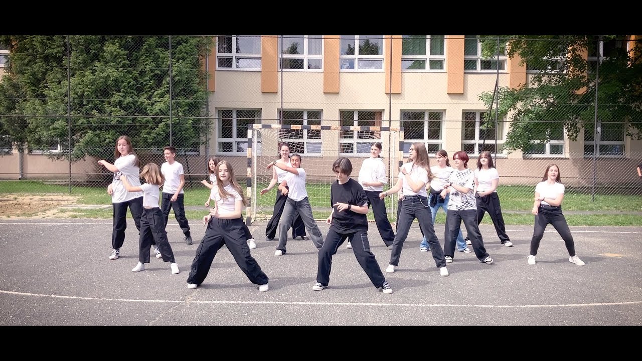 랜덤 플레이 댄스 – Random Play Dance (Paragvári)