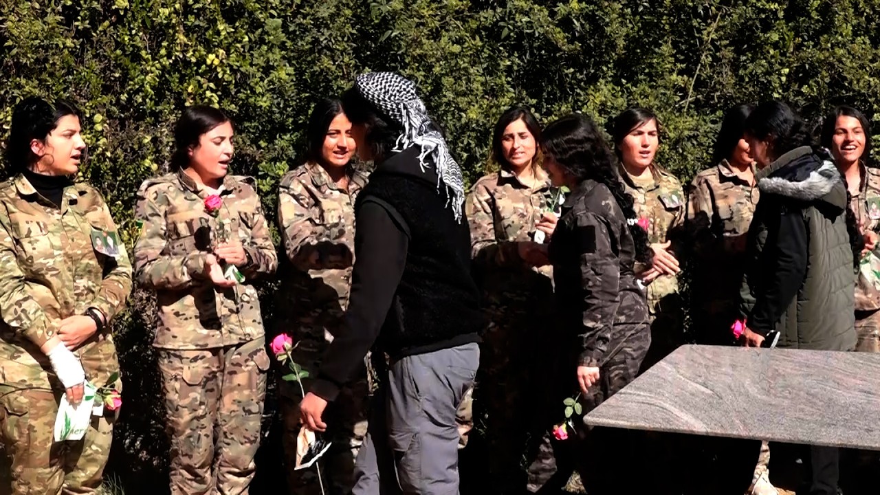 Kongira Star a bajarê Kobanê bi boneya 8 Adarê gul diyarî şervanên YPJ'ê kirin