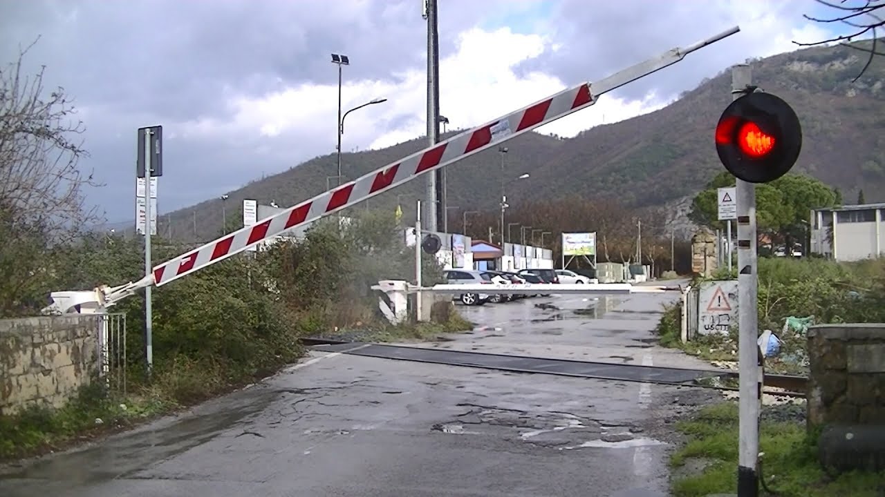 Spoorwegovergang Mercato San Severino (I) // Railroad crossing // Passaggio a livello