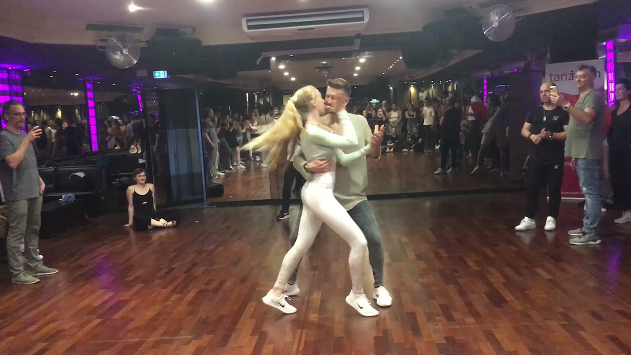 Janis & Zoé dancing Bachata Sensual at Pure Bachata (Cologne, Germany)