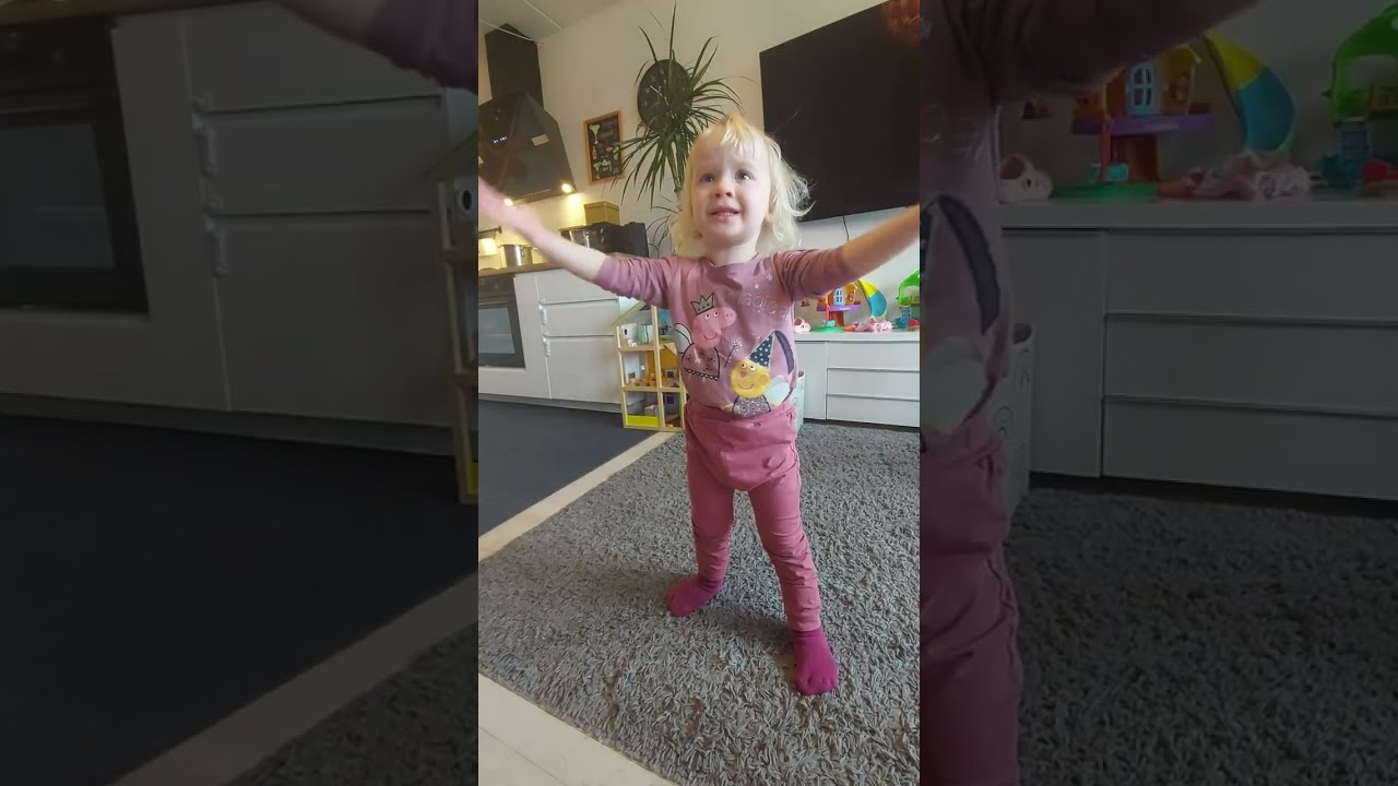 Maja próbuje coś wytłumaczyć