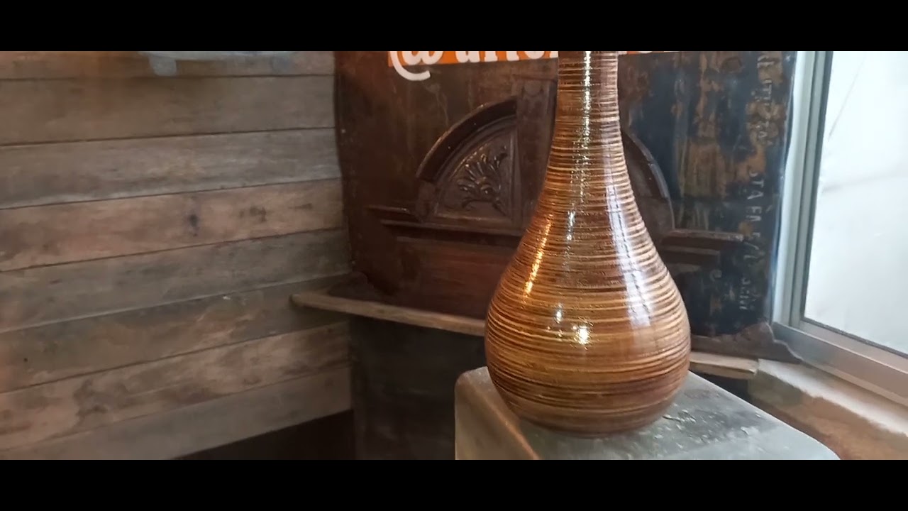 vaso torneado feito com compensado multilaminado e acabamento em laca alto brilho!