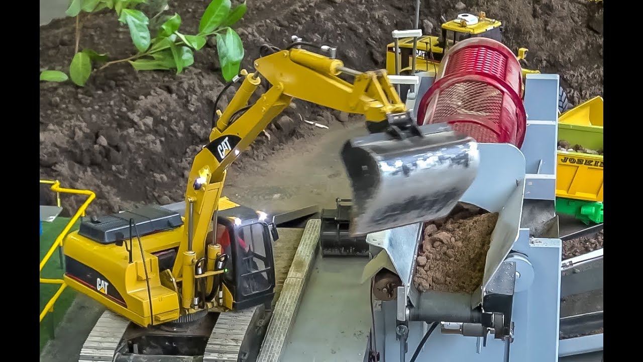 RC EXCAVATOR! Screening Plant feeded by a R/C Caterpillar! Nice RC Action!
