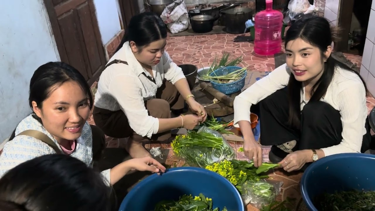 พี่อู่มาเข้าครัวทำชุบผักลาวช่วยเตรียมอาหารงานสู่ขวัญมัดแขนแม่เฒ่า ￼#ติกสาวลาวล้องชาน #สาวลาว