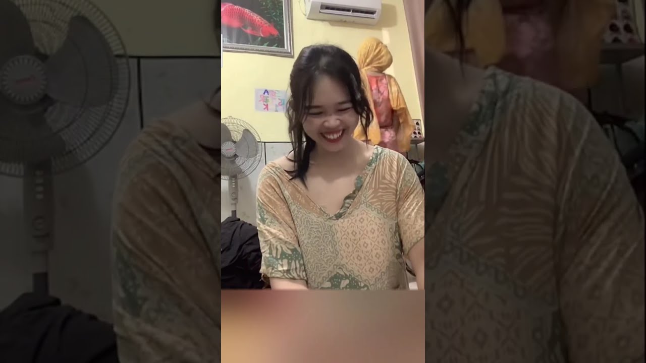 bunda novi lagi gosok nampak keindahan nya tebal putih bund😂😍😘