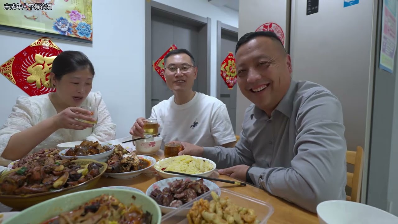 带着炒鸡和全猪，去两桥家送年礼，姐夫炒葱爆羊肉做一桌菜，年味 #美食 #日常vlog #年味 #诺泰减压护腰带