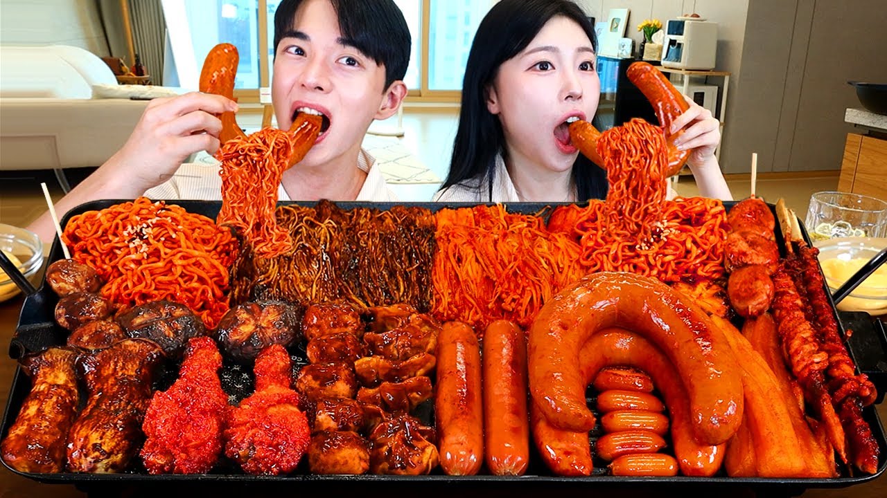 ASMR MUKBANG| Острые черные бобовые грибы, огненная лапша, приправленная курица, колбаса Килбаса.