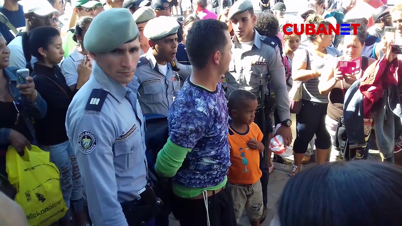 CUBANO protesta frente al CAPITOLIO con sus dos hijos y la POLICIA lo detiene