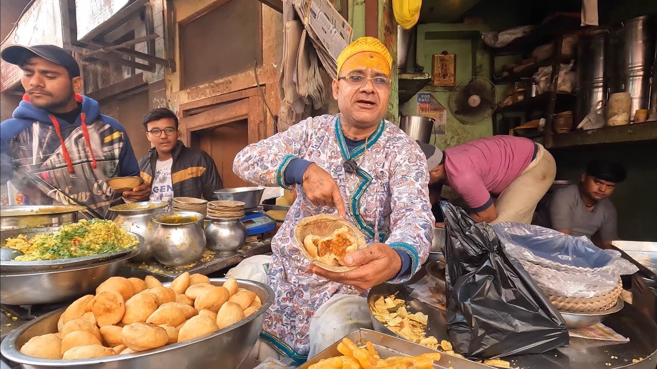 Most Entertaining Kachori Wala in Mathura | Roopa Kachori Wale | Indian Street Food
