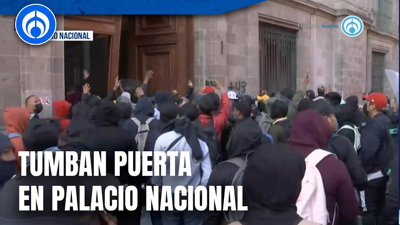 Portazo en Palacio Nacional; encapuchados tumban puerta en plena mañanera