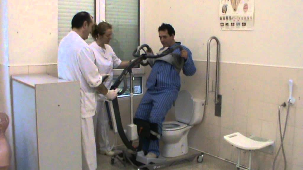LLevar al baño con grua de bipedestación.MPG