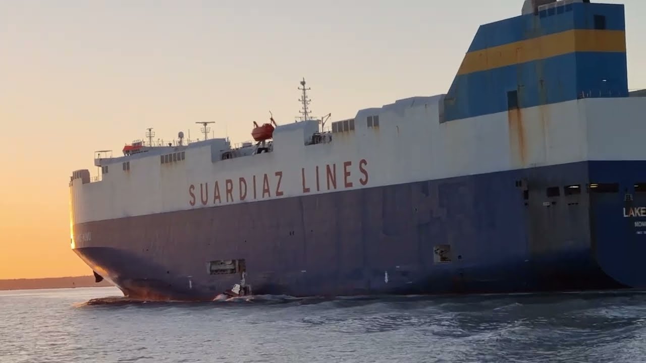 Desembarco práctico de un buque RoRo / 4K