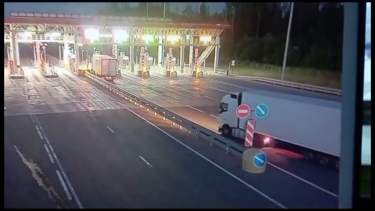 Фура прорывалась через шлагбаум на М-11 «Нева»