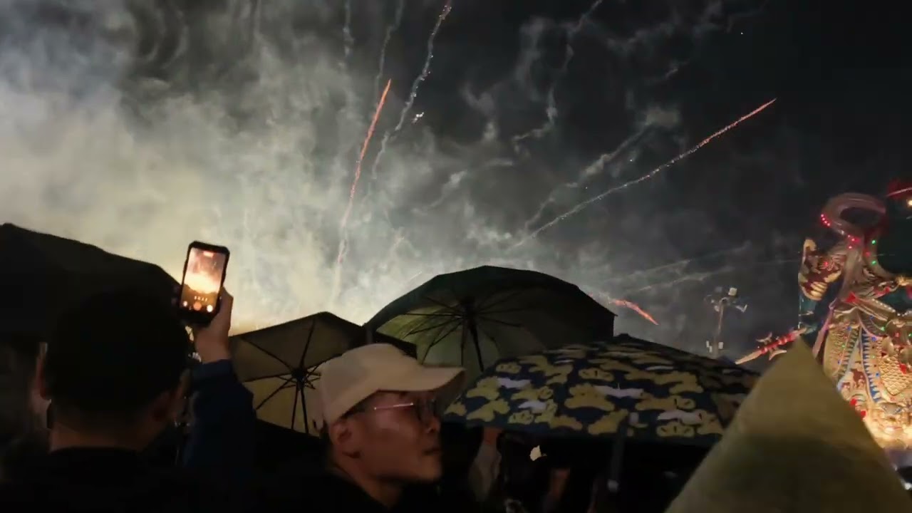 20260228 台南鹿耳門正統聖母廟 原來六門的蜂炮 都是在同一門啊！！ 我在戰區嚇的皮皮挫