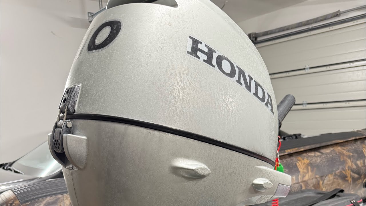 Jak wymienić olej w silniku zaburtowym? Serwis silnika Honda BF10 przed rozpoczęciem sezonu.