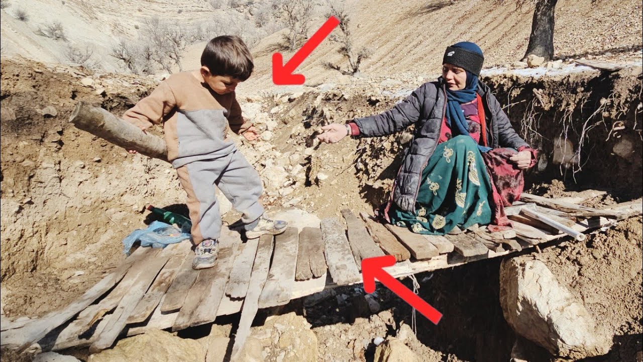 Breathtaking effort of mother and child to build a wooden bridge in the mountains