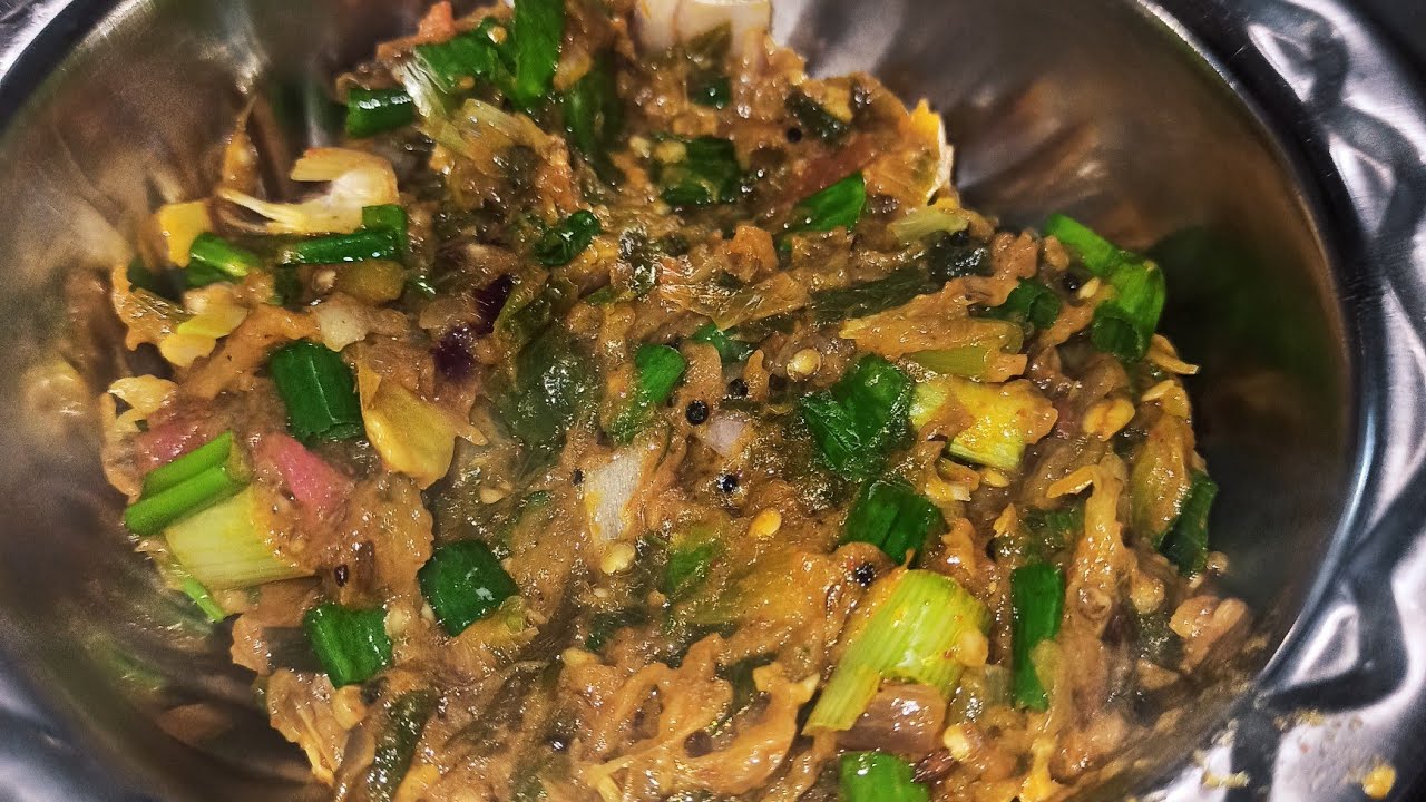 कांदा पात घालून चमचमीत वांग्याचे भरीत | Vangyache Bharit Recipe