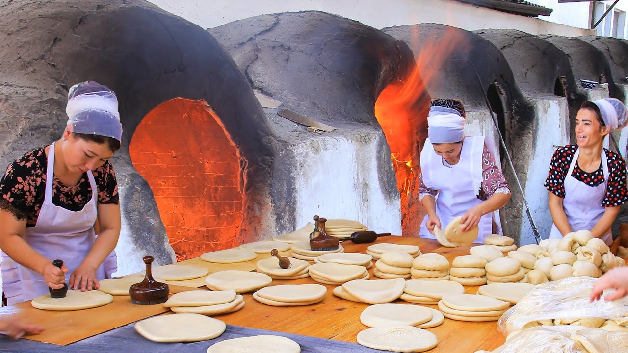 Хлеб выпекается в 18 тандырах днем и ночью, Самый популярный и уникальный хлеб в Узбекистане