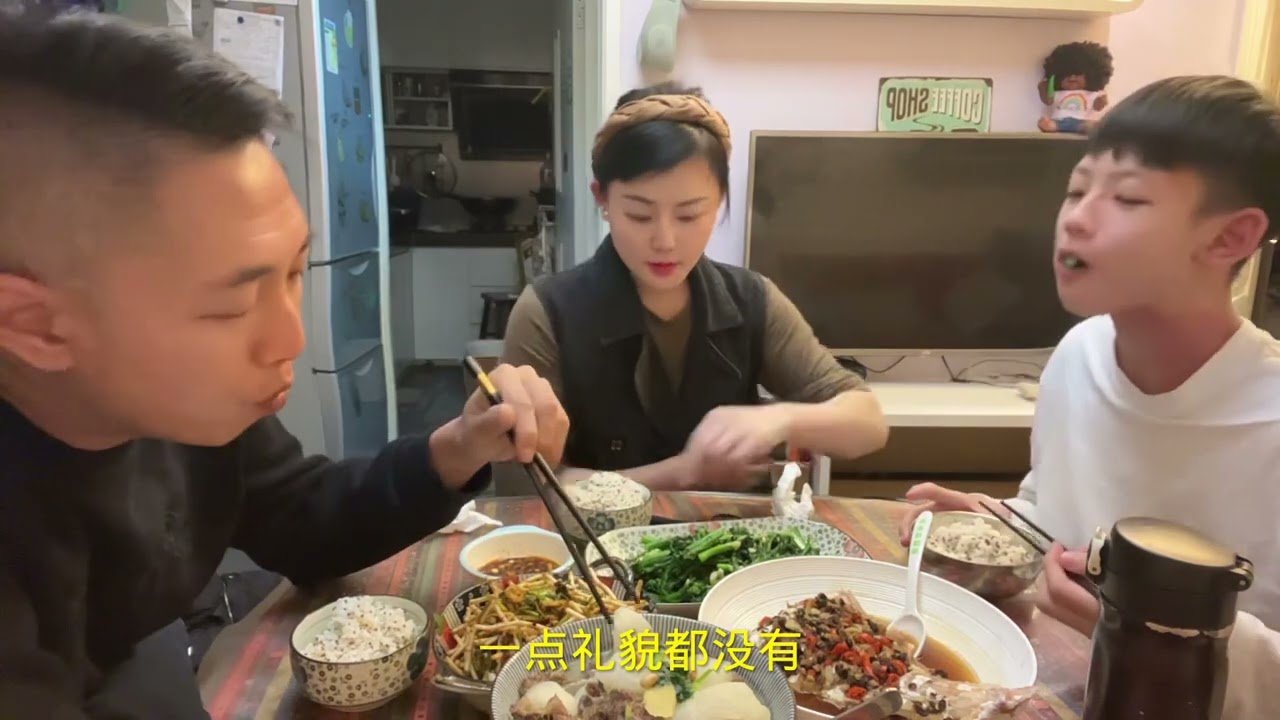 说说你们能不能接受折耳根的味道？香港火爆弟居然吃折耳根惊呆了