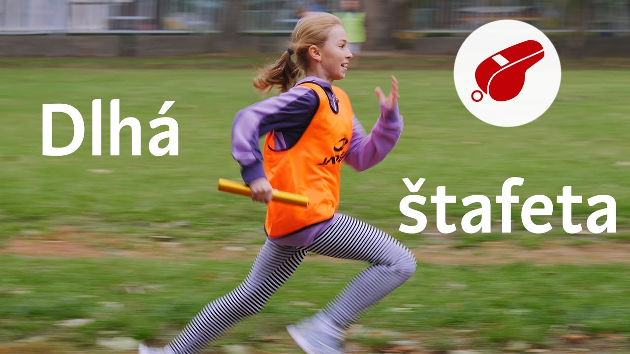 Deti štafeta baví. Začnite štafetu s dlhou odovzdávkou.
