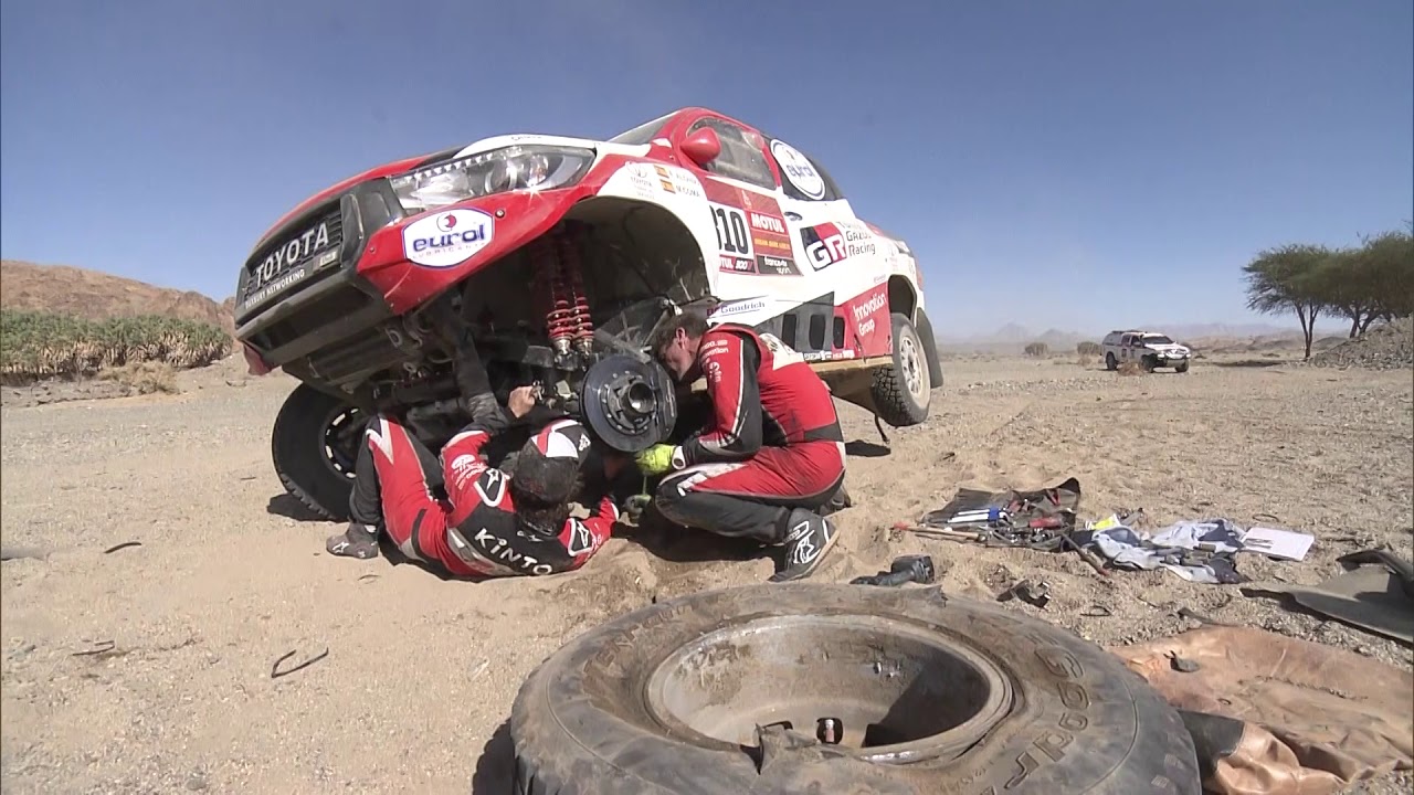 Fernando Alonso repairs Toyota Hilux during Dakar Rally 2020