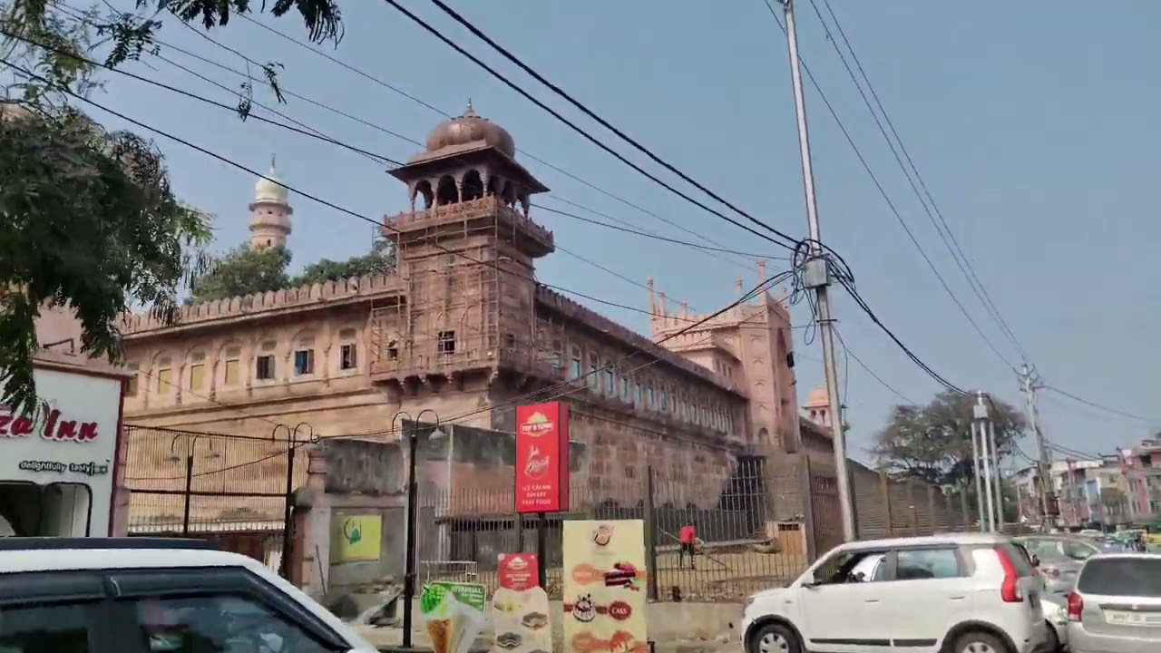  Ham Bhopal ki sadkon per nikale. 
