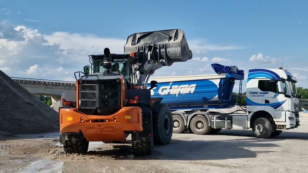 NUOVA PALA MECCANICA HITACHI 310 SERIE 7 CARICO CAMION DA CAVA BY TRANS GHIAIA EXCAVATOR AT WORK