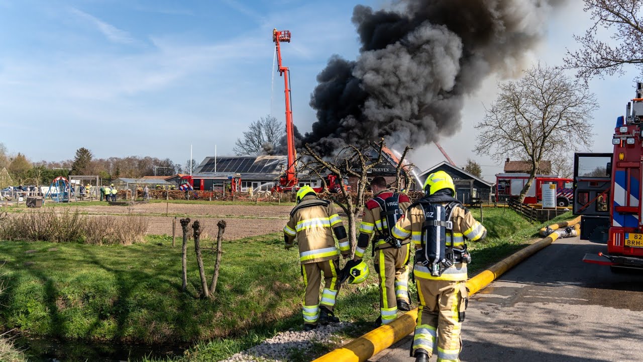 {Grip 1} Zeergrote brand in Tricht  Voertuig blokkeert brandweer, elektrische tankautospuit ingezet